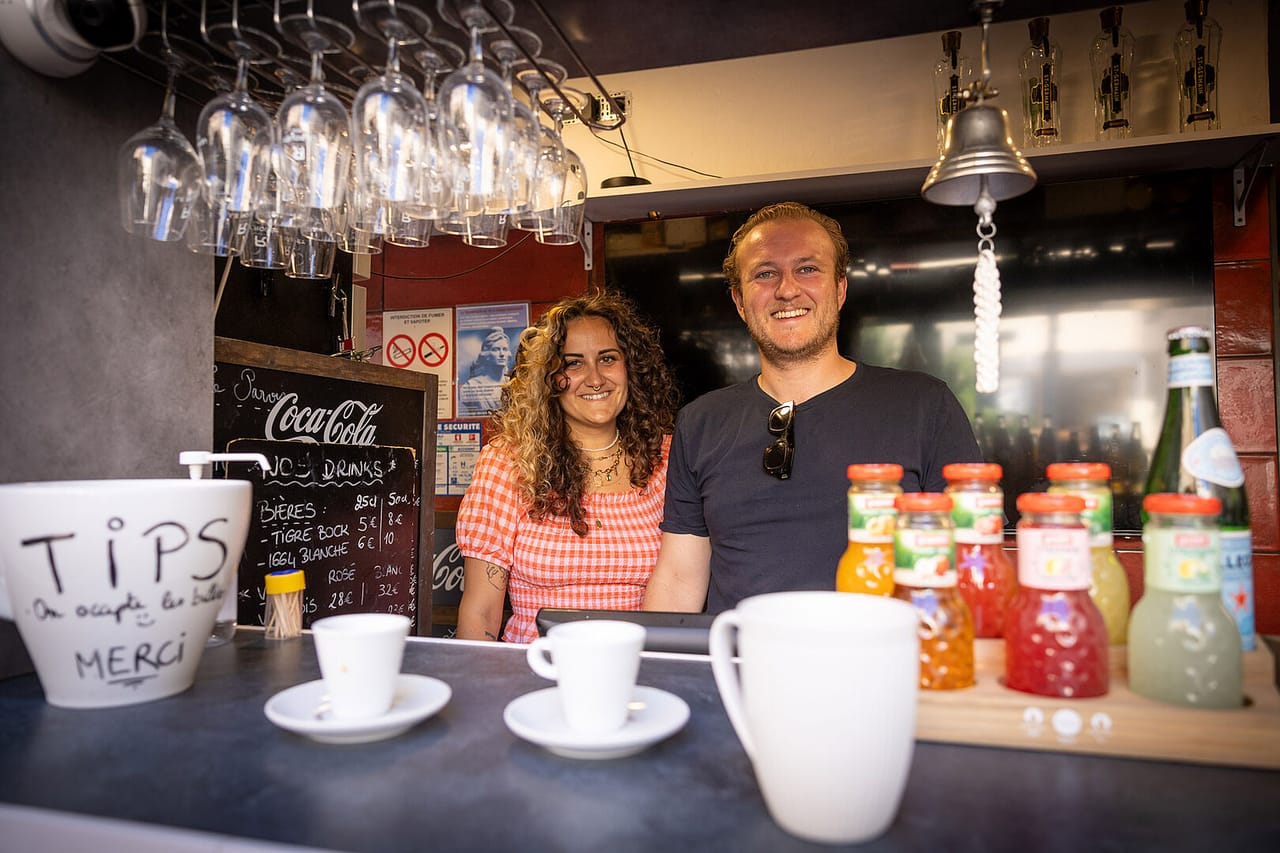 Kenza et Helwan, propriétaires du Parvis, sur la terrasse au pied de la Basilique